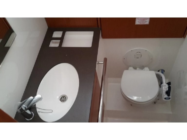 Hire a Bavaria Cruiser 46 Alimos