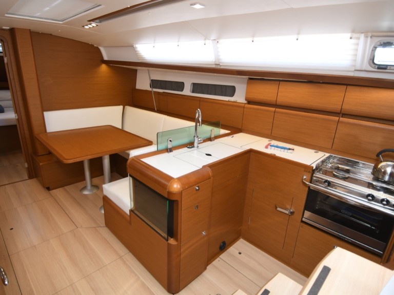 Sailboat to hire Komolac at the best price