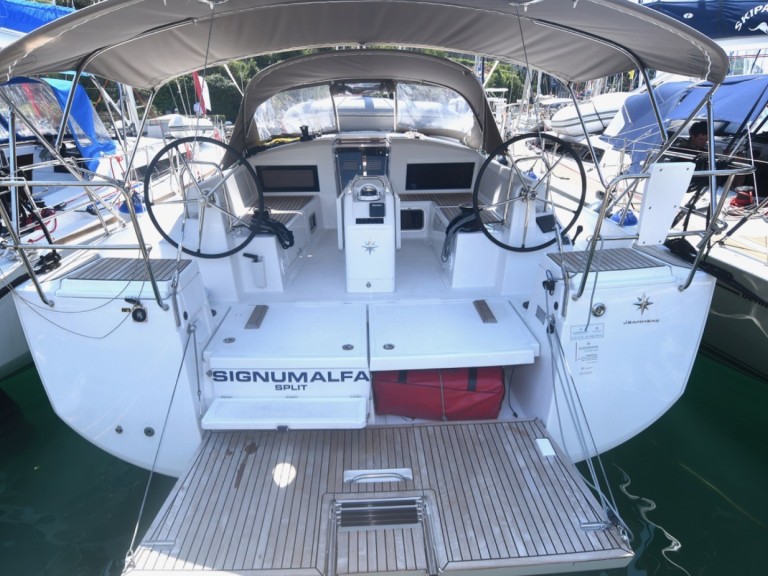 Sailboat to hire Komolac at the best price