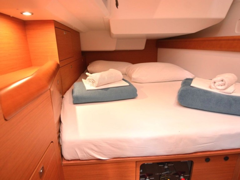 Hire Sailboat with or without skipper Jeanneau Komolac