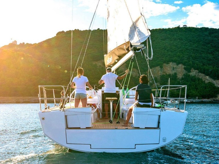 Yacht hire Primošten cheap E5