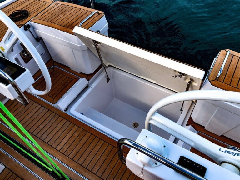 Charter a Elan E5 in Primošten on Samboat