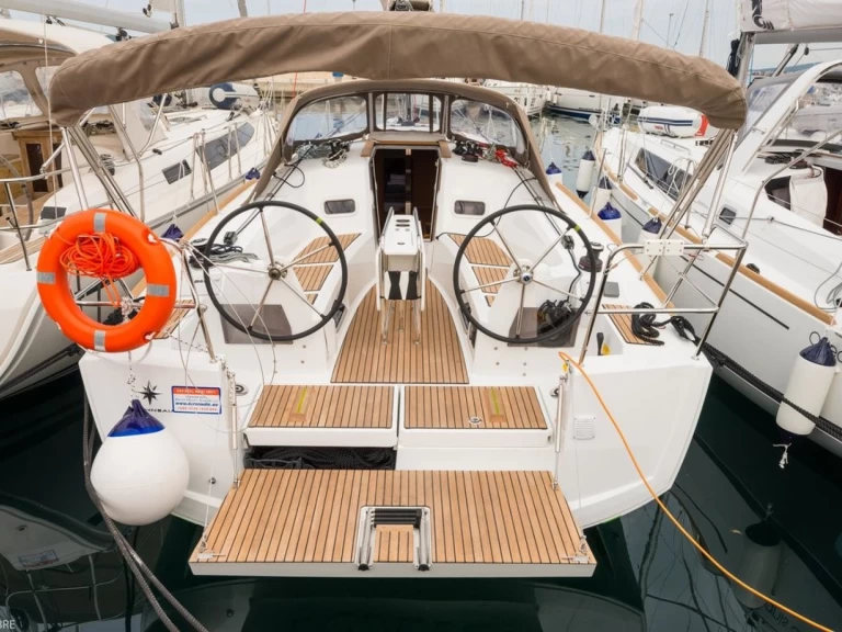 Hire Sailboat Jeanneau with a boat licence