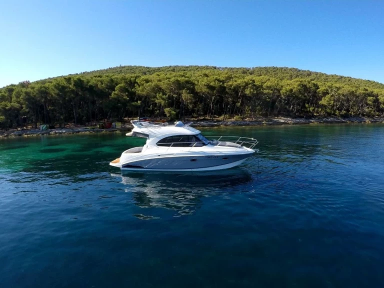 Yacht hire Split cheap Antares 30