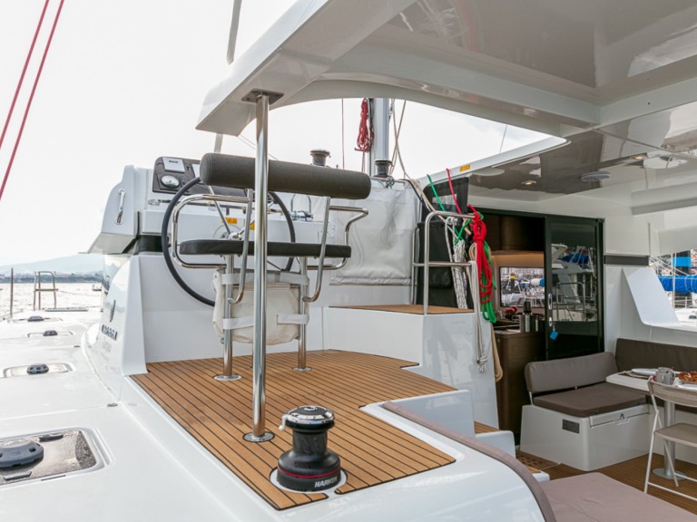 Charter a Lagoon Lagoon 42 in Baiona on Samboat