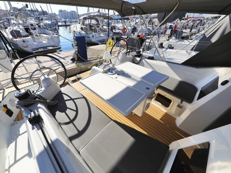 Hire Sailboat Jeanneau with a boat licence