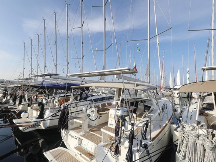 Hire a Bénéteau Oceanis 38.1 Biograd na Moru