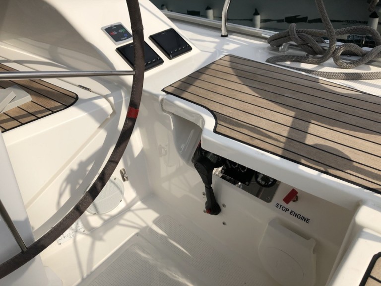 Yacht hire Alimos cheap Cruiser 51