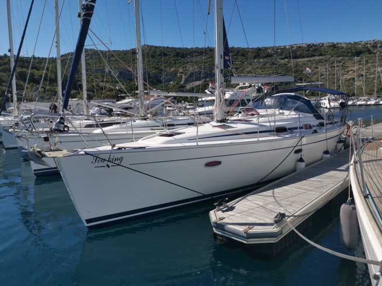 Charter a Bavaria Bavaria 42 Cruiser in Primošten on Samboat