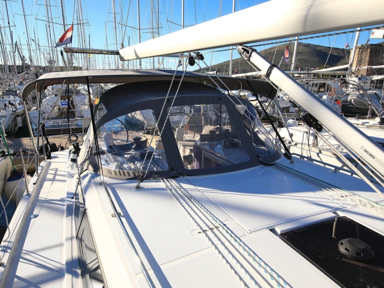 Hire Sailboat Bavaria with a boat licence