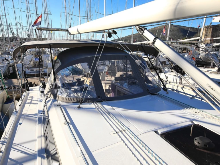 Hire Sailboat Bavaria with a boat licence