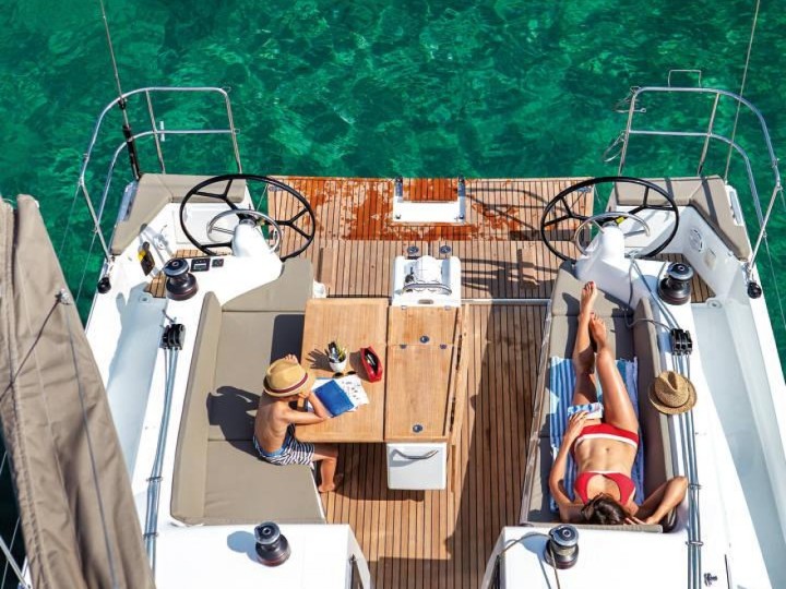 Charter a Jeanneau Sun Odyssey 410 in Palamós on Samboat