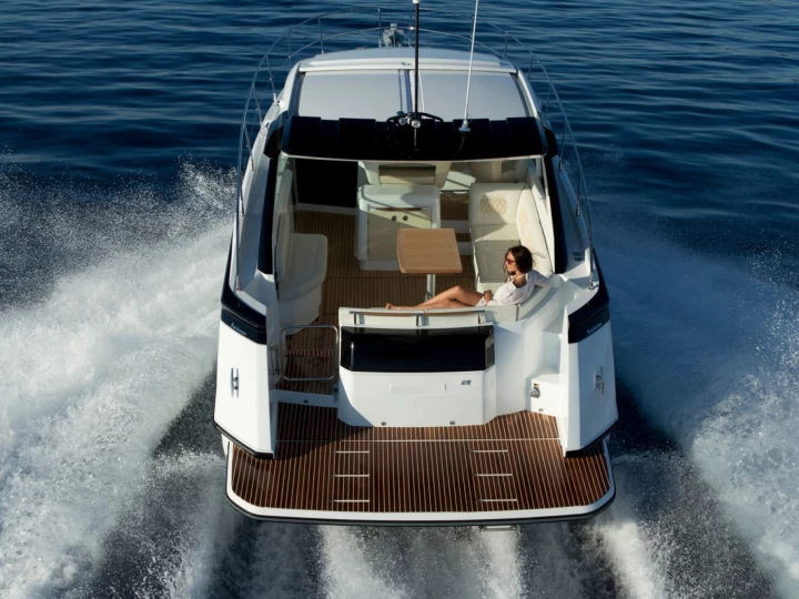 Hire Motorboat Bénéteau with a boat licence