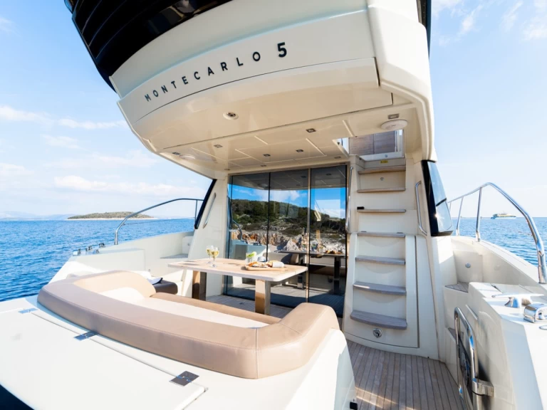 Hire Luxury Yacht Bénéteau with a boat licence
