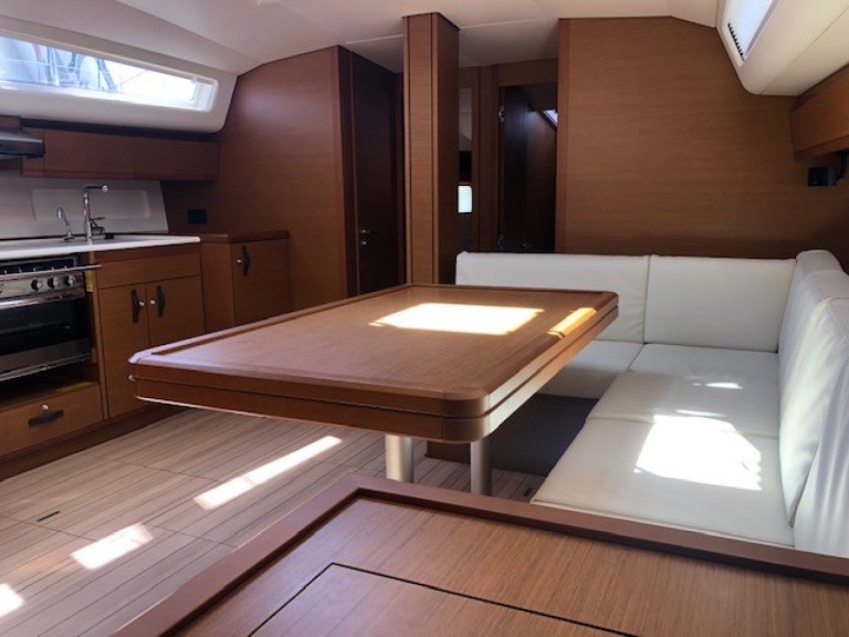 Charter a Jeanneau Jeanneau 54 in Palma de Mallorca on Samboat