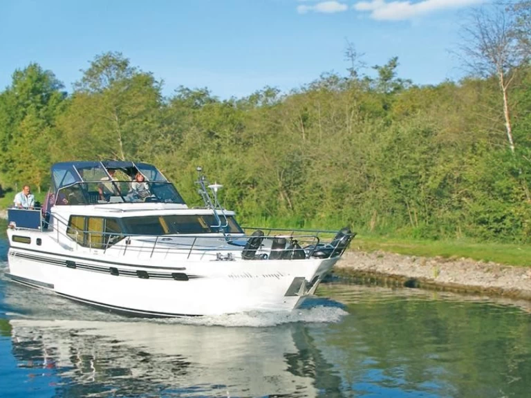 Vacance 1200 SE charter bareboat or skippered in  Waren (Müritz)