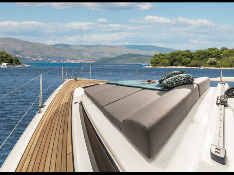 Sailboat to hire Alimos at the best price