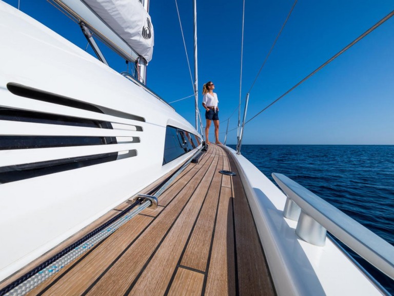 Hire a Bénéteau Oceanis 46.1 10 pax Alimos