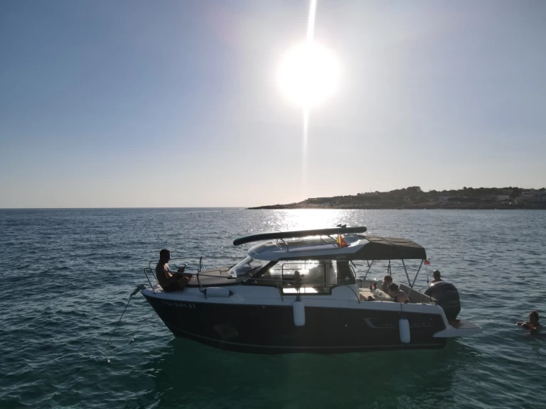 Charter a Jeanneau Merry Fisher 695 in El Toro on Samboat