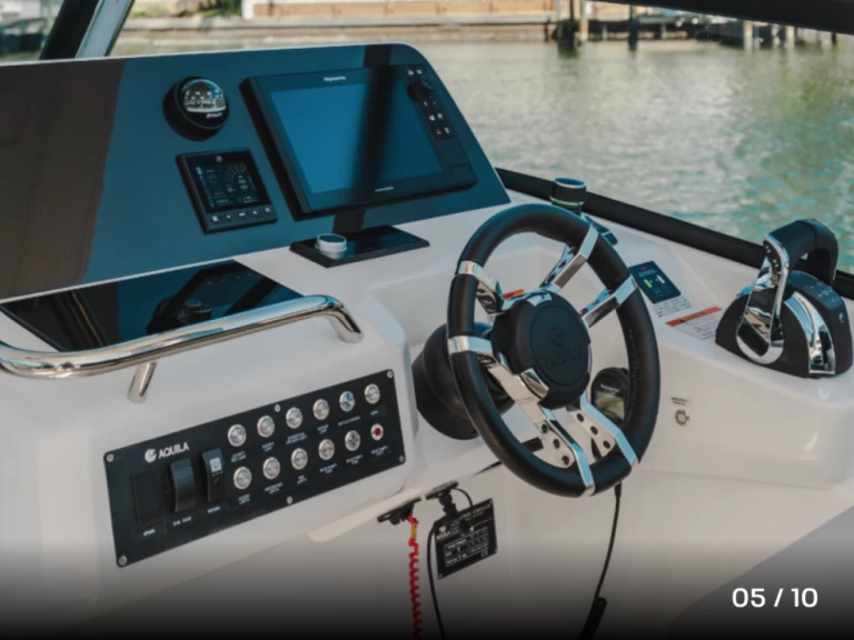 Charter a Aquila Aquila 32 Sport in Dénia on Samboat