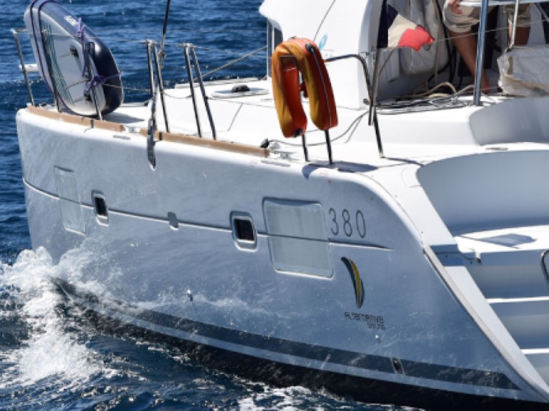Yacht charter Port-Haliguen - Bénéteau Lagoon 380 on SamBoat
