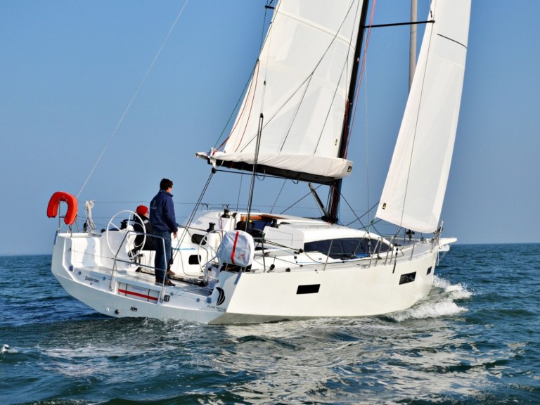 Sailboat to hire La Trinité-sur-Mer at the best price