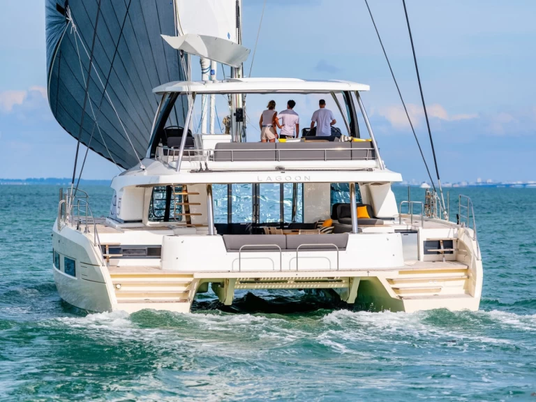 Charter a Lagoon Lagoon Sixty 5 in Alimos on Samboat