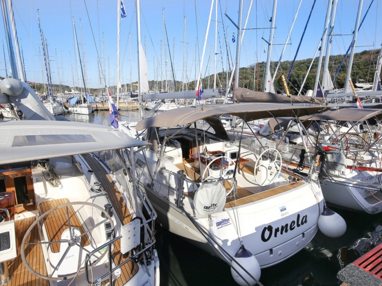 Hire a Bavaria Bavaria Cruiser 40 Avantgarde Pula