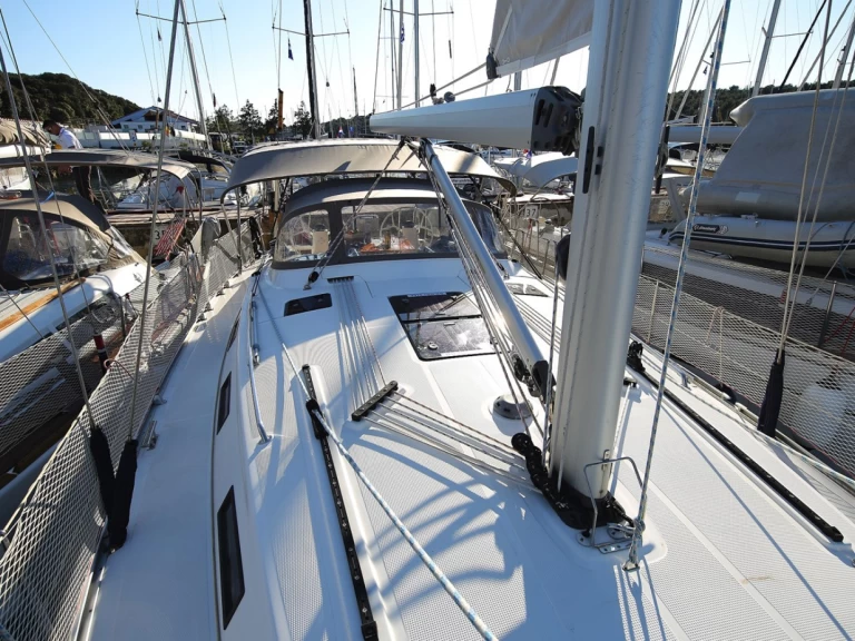 Charter a Bavaria Bavaria Cruiser 40 Avantgarde in Pula on Samboat