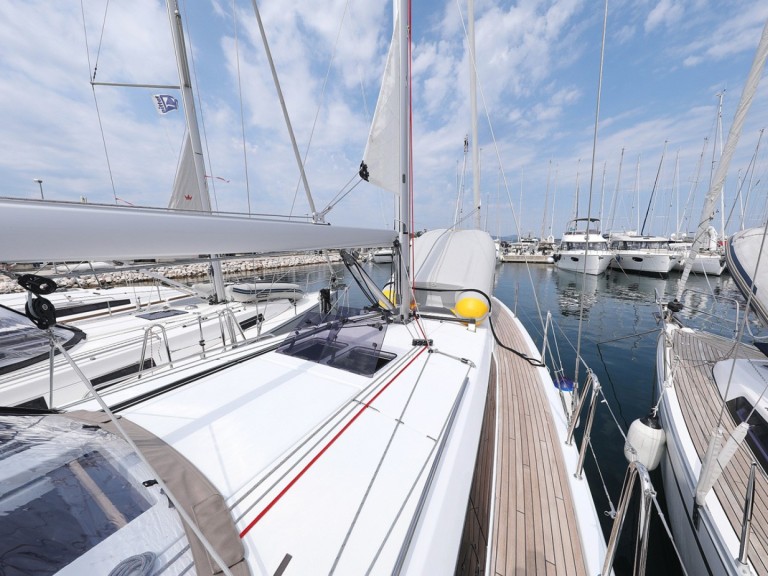Hire Sailboat Jeanneau with a boat licence