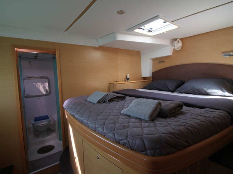 Hire Catamaran Lagoon with a boat licence