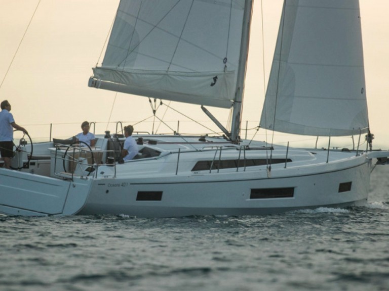 Hire a OCEANIS 40.1 OCEANIS 40.1 Arzon