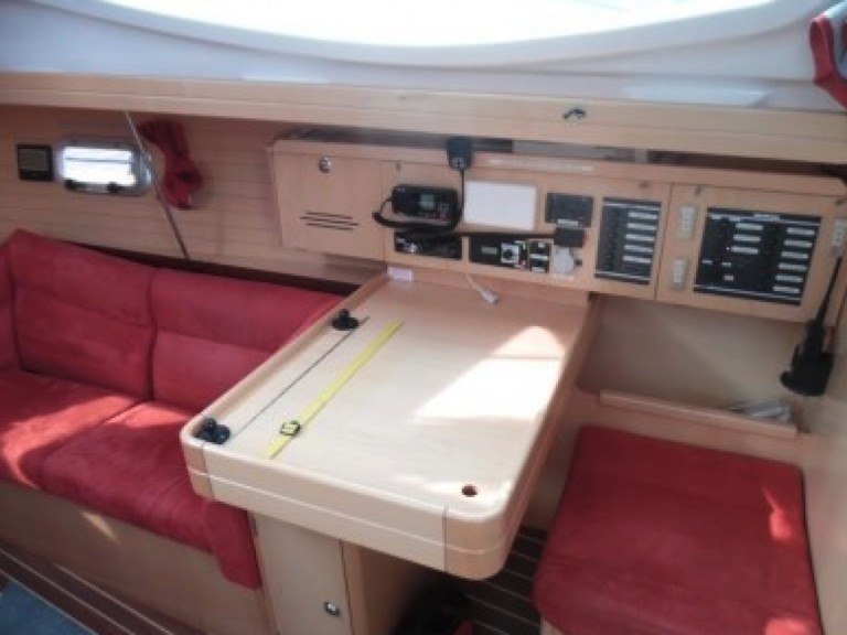 Sailboat to hire Arzon at the best price