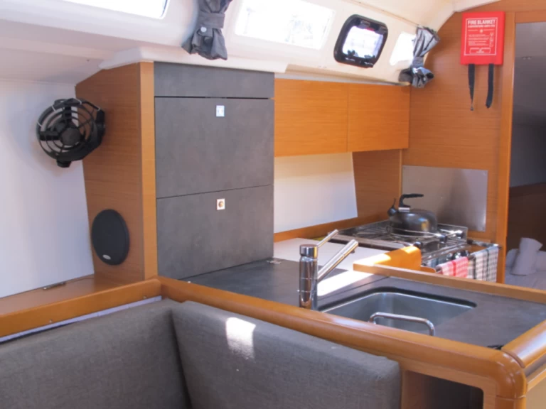 Hire Sailboat Jeanneau with a boat licence