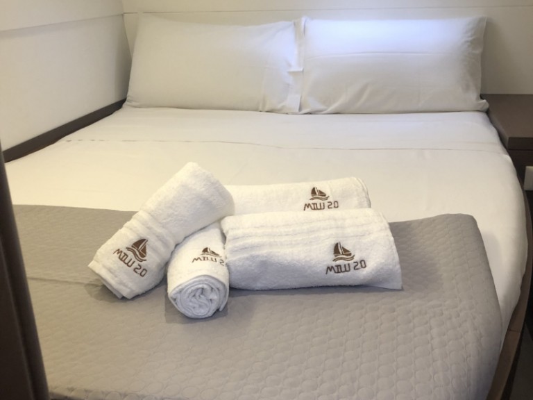 Hire Catamaran Lagoon with a boat licence