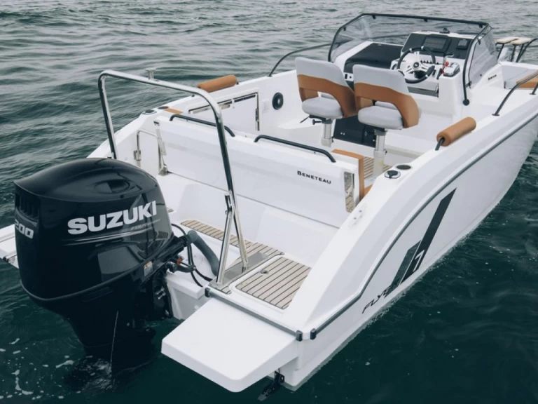 Hire a Bénéteau Flyer 7 SUNdeck Mahón