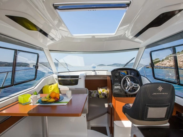 Hire Motorboat Jeanneau with a boat licence