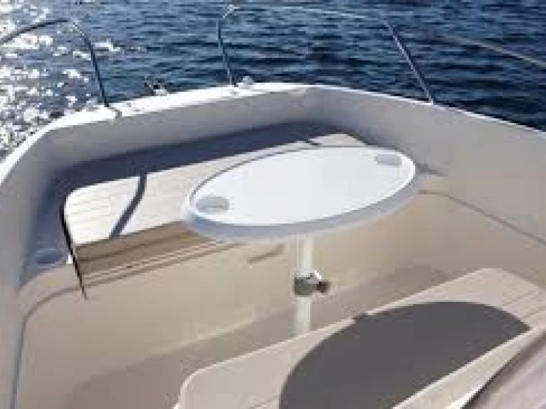 Hire Motorboat Quicksilver with a boat licence