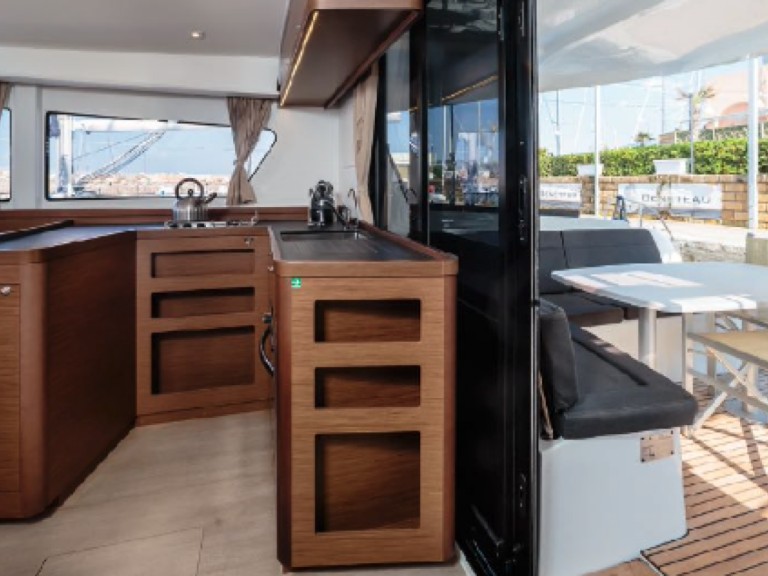 Hire Catamaran Lagoon with a boat licence