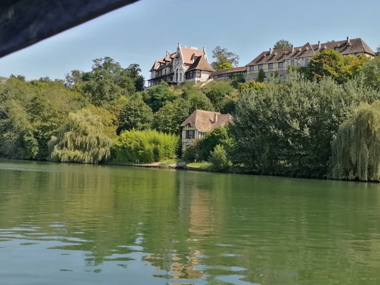 Hire Motorboat Quicksilver with a boat licence