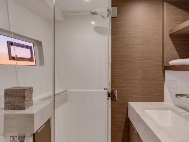 Hire a Lagoon Lagoon 40 Raiatea