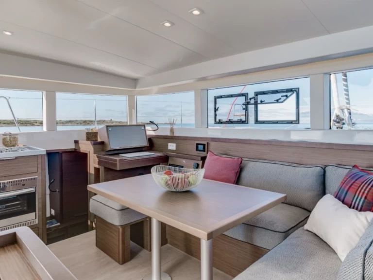 Yacht hire Raiatea cheap Lagoon 40