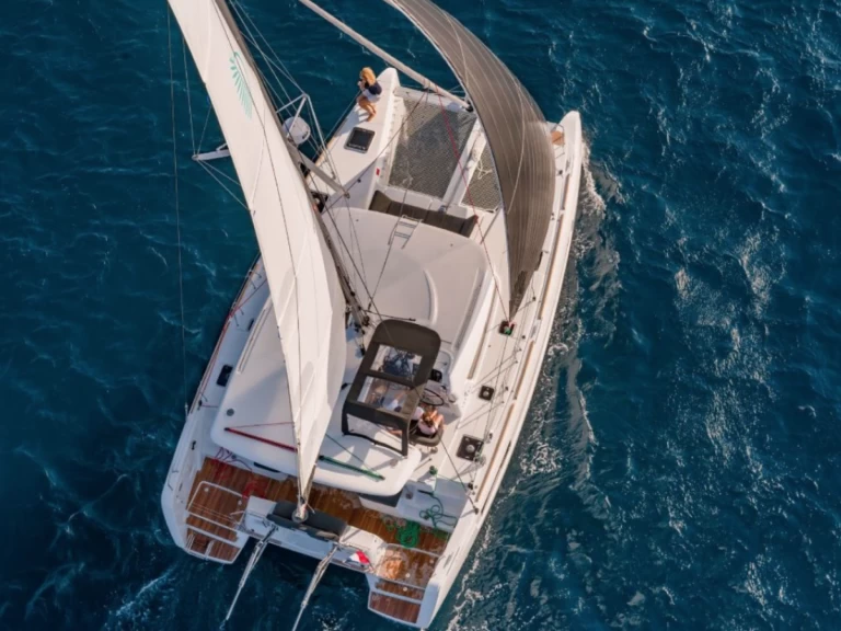 Charter a Lagoon Lagoon 40 in Raiatea on Samboat