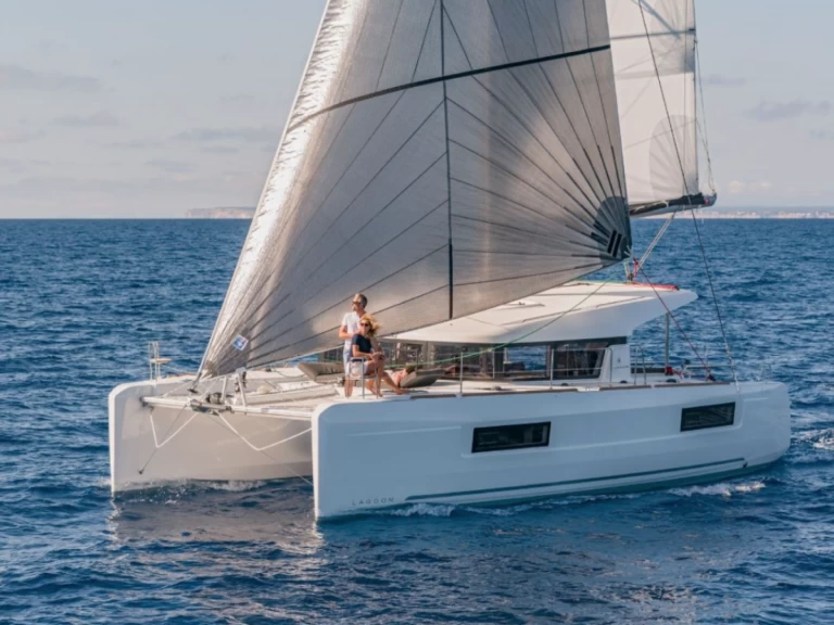 Hire Catamaran Lagoon with a boat licence