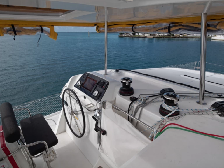 Charter a Lagoon Lagoon 42 in Raiatea on Samboat