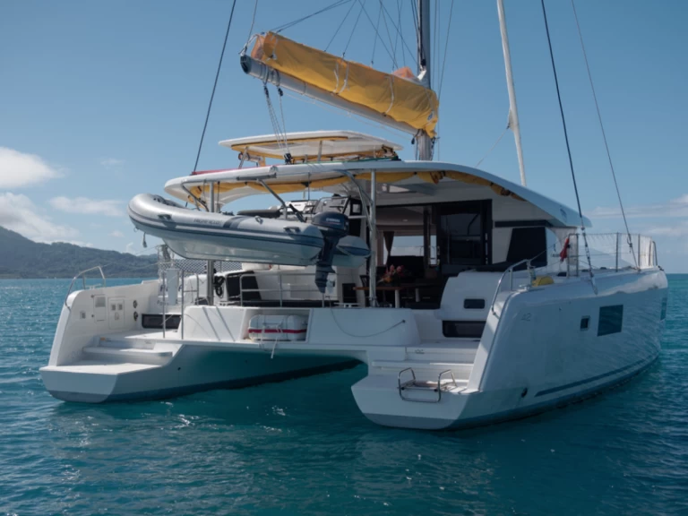 Hire Catamaran with or without skipper Lagoon Raiatea