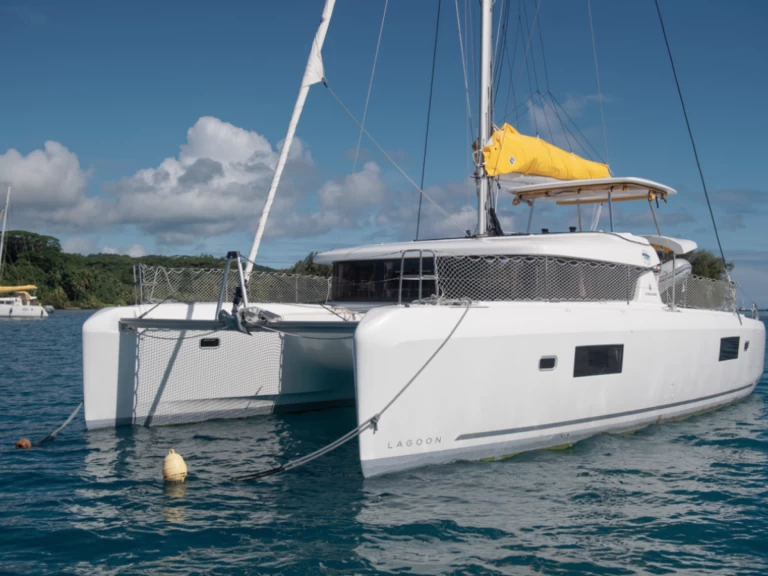 Catamaran to hire Raiatea at the best price