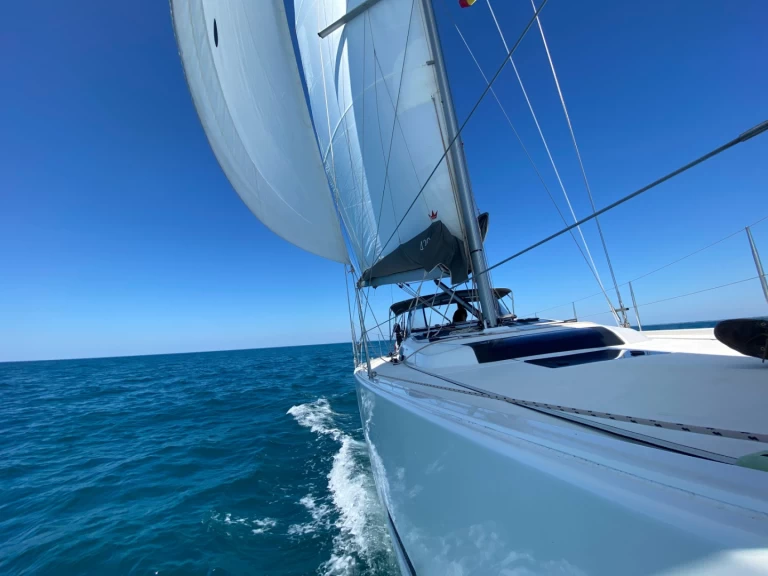 Sailboat to hire Port-Camargue at the best price