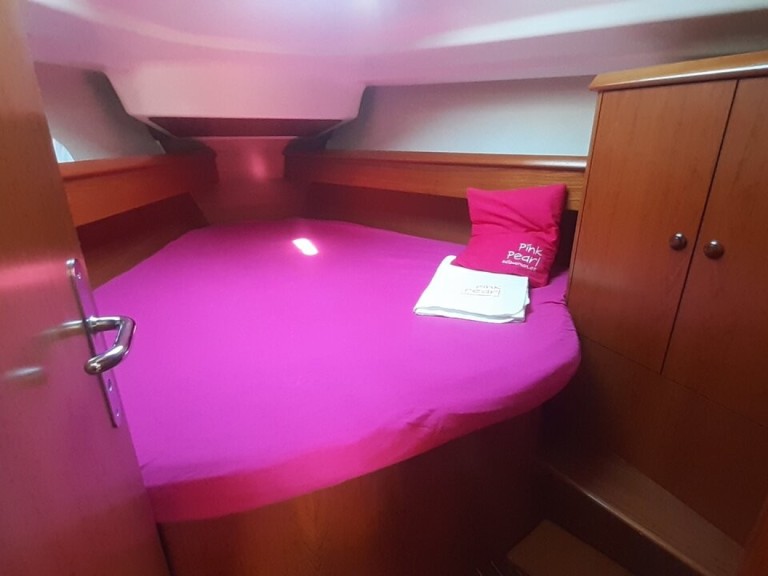 Hire Sailboat Jeanneau with a boat licence