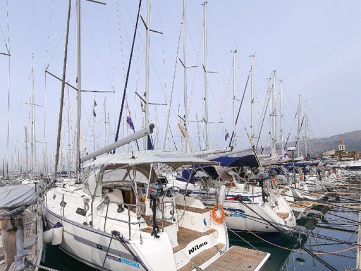 Hire Sailboat Bavaria with a boat licence